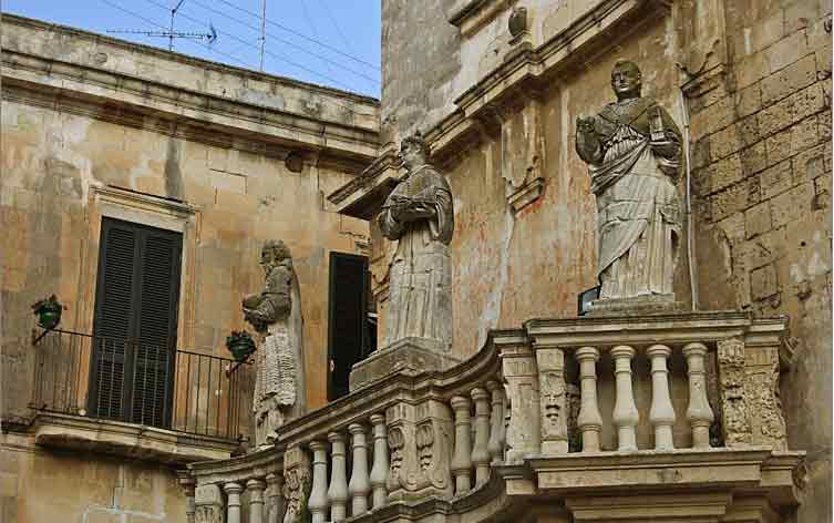 Lecce Propilei sormontati da statue