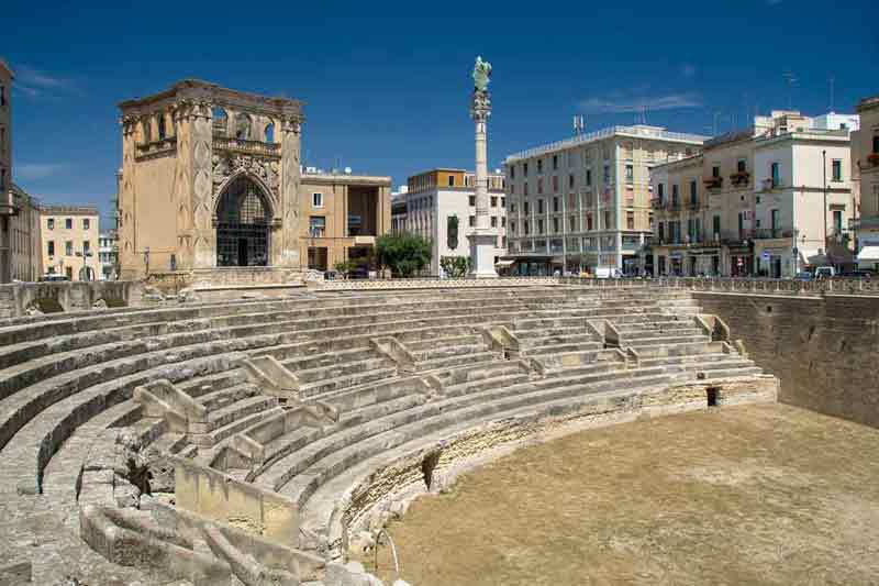 lecce-anfiteatro-romano-con-sant-oronzo